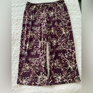 Ambrielle Purple and Cream Floral capris
